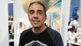 Es un profesional de raza, que ha mamado esto de la peluquería desde la cuna. Herencia familiar que no obstante él ha perfeccionado abriendo nuevos mercados, proyectos y propósitos que le convierten en un estilista reconocido y multidisciplinar