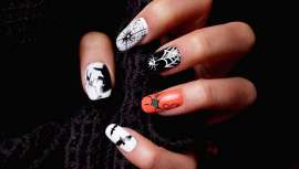 El disfraz de este 2019 será presumiblemente el de Joker de Joaquín Phoenix o la Harley Quinn de Margot Robbie en Aves de presa, de manera que podemos seguir tales ejemplos para vestir las uñas