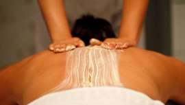 En su filosofía de potenciar la belleza y la salud natural, Balneario Mondariz diseña 2 tratamientos en los que combina los principios activos más tradicionales de Galicia con sus aguas mineromedicinales para regenerar la piel y atajar la flacidez