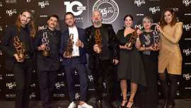 La alfombra roja se desplegaba para dar paso a un aniversario muy especial, el de los 10 años de una idea, al principio solo un sueño, convertida finalmente en tangible realidad, la de los Premios de la Peluquería Española