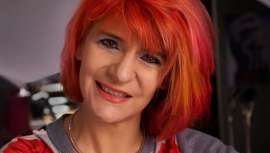 En un mundo en el que las sociedades son cada vez más diversas, el pelo afro se convierte en ese gran desconocido la mayoría de las veces. Anne Veck ha aprendido a dominarlo y nos presenta dos de sus colecciones más diferentes y geniales