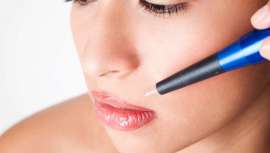 Barcelona Beauty School y una de sus más destacadas expertas nos detallan paso a paso cómo conseguir, con micropigmentación, los labios efecto glow más deseados