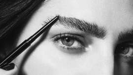 Ahora que las cejas son una de las principales armas de seducción del rostro y que cobran un protagonismo indiscutido en el maquillaje, qué mejor que revisar cómo delinear las mejores y más actuales cejas, gruesas y tupidas
