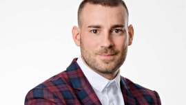 Y es que a Paco, Paco Vanaclocha, le va lo del conocimiento y el aprendizaje. Estudia al cliente y le asesora. Y lo mismo hace esto que un ritual de afeitado o un corte de señora o se embarca en confeccionar una colección ganadora 