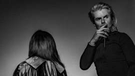 Así lo concibe Manuel y su hermana Rosana, él sobre el escenario y ella al frente de la dirección de escena, y ambos junto a Montibello, removiendo los cimientos y conceptos más obsoletos de la peluquería 