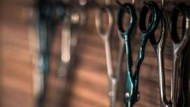 Síntesis de las cualidades de la tijera y una visión a grandes rasgos del proceso de fabricación de esta herramienta tan preciada por los peluqueros profesionales