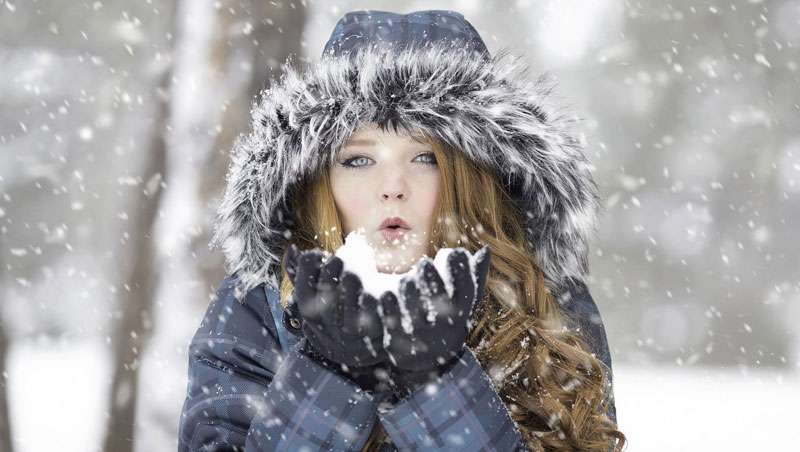 Hidratación facial, agua para la piel en invierno y en verano