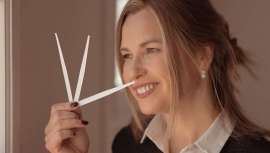 Con talento y pasión, Sandra Iruela crea fragancias para personas y empresas. Conocemos más sobre la figura y profesión del perfumista, con Sandra, en esta entrevista