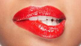 Descubrimos de manos de los expertos maquilladores uno de los looks makeup ideal para las fiestas, los labios bitten lip, siempre de moda y muy seductores