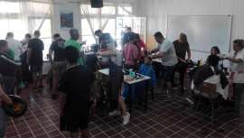 Los peluqueros solidarios que recorren comedores y albergues de la ciudad han superado los mil cortes gratuitos en Mar del Plata, Argentina, con un objetivo, llevar sonrisas con juguetes y golosinas a los niños que lo necesiten