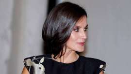 Letizia ha vuelto a revolucionar a propios y extraños. Al principio, todos creyeron que se había cortado el pelo... Pero no, es un falso bob. Te contamos sus secretos y su paso a paso