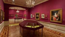 Una oportunidad única y sorprendente de descubrir todos los secretos del peinado, curiosidades y moda del cabello, en el Museo del Romanticismo de Madrid a través de más de 90 piezas, cuadros, retratos, joyería y otras
