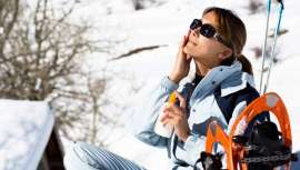 Hay que aplicar la protección solar en las zonas descubiertas como la cara, el cuello o las manos y renovarla cada dos horas, y no olvidar un protector solar para los labios que hidrate y proteja