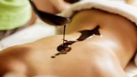 Curiosamente, aunque el chocolate es un estimulante (debido a la cafeína y la teína que contiene), el cliente, mientras está recibiendo el tratamiento, llega a la total relajación