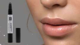 Su exclusiva fórmula posee una textura sedosa y jugosa que hidrata y nutre de manera instantánea los labios, sin dejar sensación grasa o pegajosa