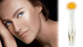 Este dispositivo cosmético se combina con Light Therapy y Electroestimulación para luchar contra el envejecimiento de esta zona del rostro