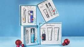 Para estas fiestas, luce una piel radiante con un pack de película, que revitaliza la piel para mostrarla bella, luminosa y cada vez más radiante