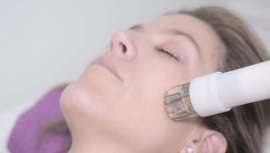 En época de brillos y excesos, nada mejor que marcar la diferencia, apostando por el look y la belleza más natural, con un rostro deslumbrante y visiblemente más joven y el mejor de los tratamientos estéticos