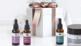 Son cuatro cofres antiedad que se adaptan a las distintas necesidades de cada piel. Consiguen aportar un rostro más joven y repleto de luminosidad en las celebraciones navideñas