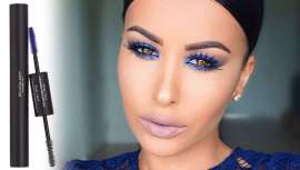 El maquillador Miquel Cristóbal explica cómo llevar el Classic Blue a nuestras pestañas para sacar el mejor partido de nuestra mirada. Objetivo: pestañas Pantone 2020 