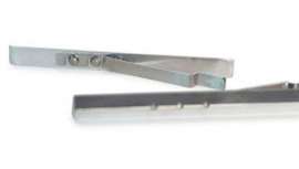 Se adapta y sirve para los dos modelos de jeringas de 60 ml porque se puede variar la longitud de la traba y así utilizarlo en los dos modelos existentes