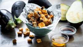 Por su gran contenido en agua (93%) y su prácticamente nulo aporte de proteínas y calorías, las berenjenas son usadas para adelgazar