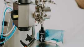 El suministro energético del laboratorio procede de paneles solares. Los envíos se realizan en cajas de cartón y no se utilizan adhesivos tradicionales