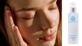 Se trata en realidad de un completo tratamiento facial. Un tónico que además trata las arrugas, acaba con las impurezas, unifica el tono y trata también las manchas, reduciendo poros