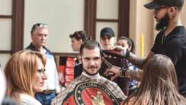 Además de un encuentro eminentemente barbero, Golden Chair es todavía más, junto a las batallas y espíritu competitivo, une alicientes como la música en directo, el espacio o la comida tex-mex. Objetivo: hacer y estrechar lazos entre la comunidad