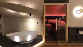 La sauna finlandesa de la colección Dream de la firma,  hecha de madera de Hemlock y Thermowood, se convierte en el epicentro de la energía y la relajación de la bella suite del hotel alpino Mea Via, The Slow Farm Hotel en Italia