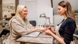 Qué mejor que hablar con los profesionales, en este caso, una artista beauty, Elena Daudova, para confirmar, ver y saber cuáles van a ser las uñas que se van a llevar