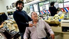 102 años de historia a sus espaldas, y ahora, cierra la peluquería más antigua de Vigo, dirigida por Pedro Fernández. Uno más de los negocios históricos que no volverán a abrir sus puertas con las obras de la Porta do Sol