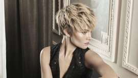 Este peculiar proceso, en el que los estilistas de Llongueras se valen de la palma de sus manos para degradar el color, triunfa y es tendencia