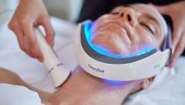 La conocida firma se instala en Los Ángeles, concretamente en el mítico The Beverly Hills Hotel, desde donde lanza y da a conocer el tratamiento de las estrellas, un plan maestro para cuello y escote, nuevo ritual Inhibit V-Neck