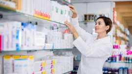 Las farmacias se han convertido en uno de los lugares favoritos de los españoles para comprar productos de belleza. 
Analizamos su éxito con la ayuda de Rocío Escalante, Arbosana Farmacia, y Lissette Anziani, fundadora de Kóoch Green Cosmetics