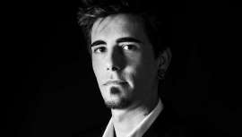 A Imanol esto de la peluquería le viene de cepa. Tan arraigado y hondo, y las cosas tan bien hechas que ha logrado desfilar  en los International Visionary Awards, sumando un éxito tras otro a una trayectoria en ascenso, jalonada de experiencia