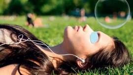 Es la primera mascarilla comprimida calmante y detoxificante para el contorno de ojos. Así podemos experimentar un descanso zen en nuestra mirada