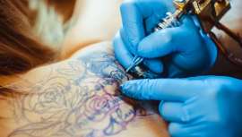 La Agencia Europea de Sustancias Químicas quiere prohibir los pigmentos de ciertos colores de tinta para tatuaje, lo que colocaría al sector tattoo en una complicada situación