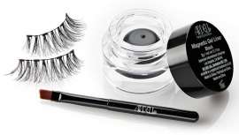 Ardell triunfa com as suas pestanas magnéticas, que evitam o adesivo graças aos seus imans. Agora para que ainda seja mais fácil, cómodo e prática a sua colocação, Ardell apresenta Gel Liner magnética, eyeliner que une ainda melhor