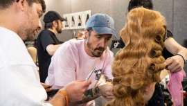Paul Hanlon, al frente del equipo de ghd, lidera los looks del hairstyle en el desfile del emblemático Moschino, que en esta ocasión no ha podido ser más deliciosamente barroco y evocador