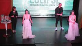 Pieles luminosas y perladas protagonizan la nueva colección de la firma para esta primavera verano, cuya presentación oficial ha tenido lugar en el emblemático teatro barcelonés El Molino