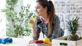 Debemos comer de forma saludable para cuidar nuestra salud. Pero además de estar bien por dentro, hay una serie de alimentos que se recomiendan para ensalzar nuestra belleza y en especial la de la piel