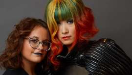 Estrella y talento emergente de la peluquería, tiene a quien parecerse, su madre es la conocida estilista sevillana Encarna Moreno, María Gómez nos presenta Euphoria, mientras suma premios y no ceja en el empeño de perfeccionarse