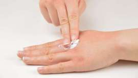 La importancia de tener unas manos hidratadas y protegidas de agresiones externas pasa por mantener una rutina de cuidados específicos