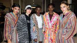 Anthony Turner lidera el backstage y equipo de profesionales ghd encargados de interpretar un look muy favorecedor e inspirado en los 90 en el desfile de Missoni, en la Milan Fashion Week 