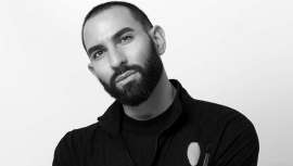 Maquillador, David Fergar ejerce con la pasión inédita de los inicios, cuando todo está por descubrir, porque aspira, y siempre, a lo sublime, a la línea ya no perfecta, sino pluscuamperfecta... Hablar con él nos deleita con idéntica experiencia 