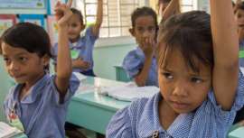 La marca de origen español donará dos euros por la venta de cada unidad de su champú infantil a la asociación Toutes à lécole, dedicada a promover la escolarización de niñas que viven en condiciones de pobreza en Camboya