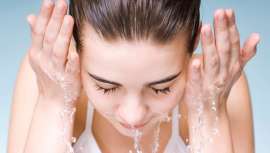 La cuarentena está haciendo que el sector de la belleza no sólo destape su lado más solidario, fabricando materiales necesarios como geles de desinfección, sino que también promueve el cuidado en casa como parte de la rutina del bienestar 