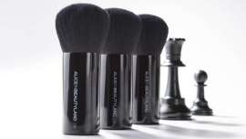 El que más o el que menos, profesionales del make up, han salvado sus brochas o poseen equipos de utensilios en sus domicilios preparados para la vuelta. Revisamos la manera correcta, también para usuarios, de limpiarlas y conservarlas 