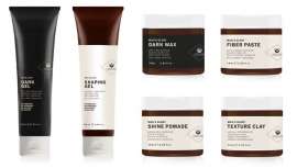 Uma cera negra compacta, um gel negro modelador, um gel modelador, uma brilhantina, uma argila texturizada e um gel fibroso modelador, produtos de styling que capturam a essência masculina